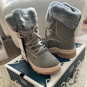 Roxy women’s Yuma snow boots in olive.